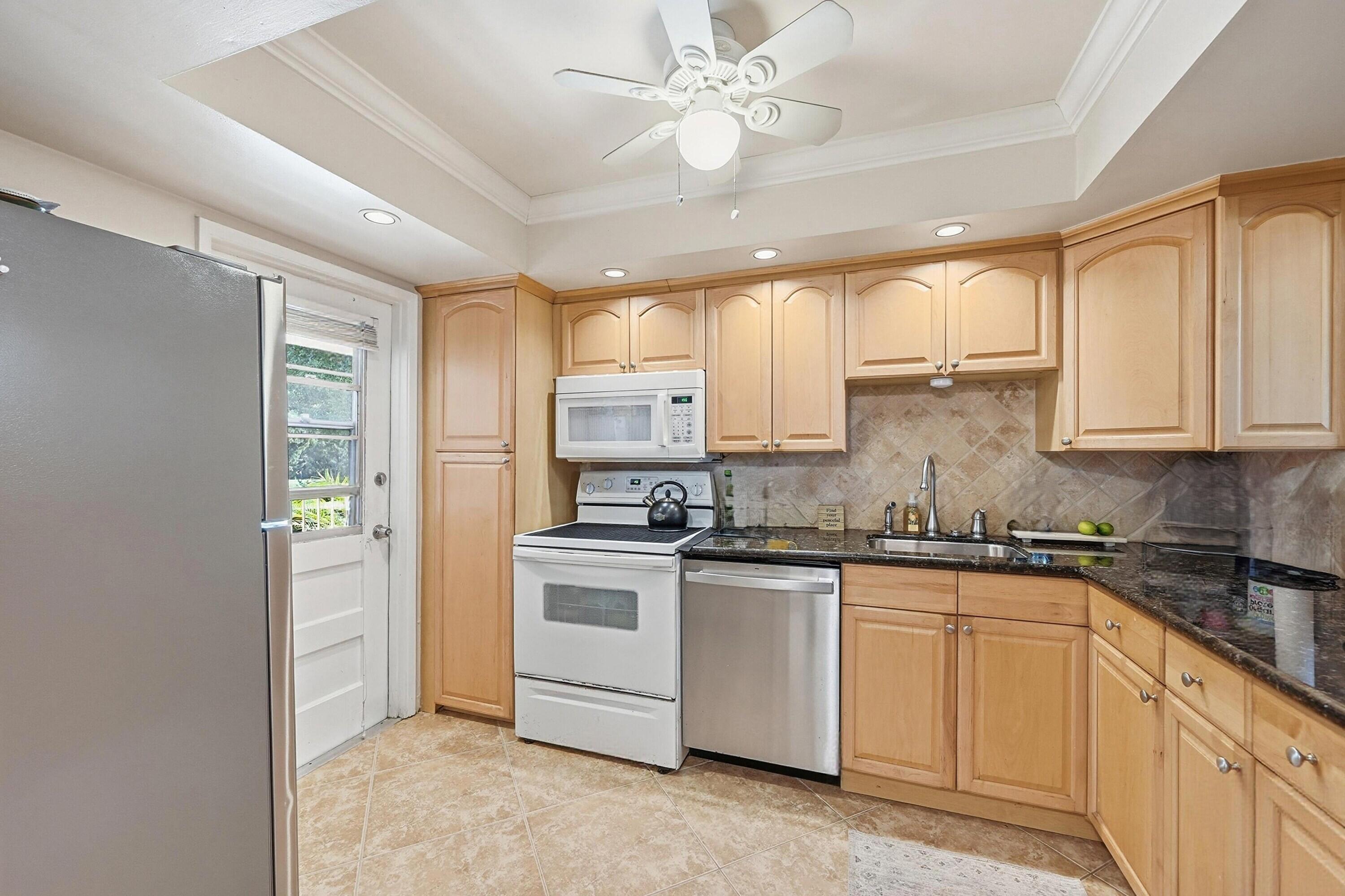 NO 23 PALM-AIRE COUNTRY CLUB - Residential