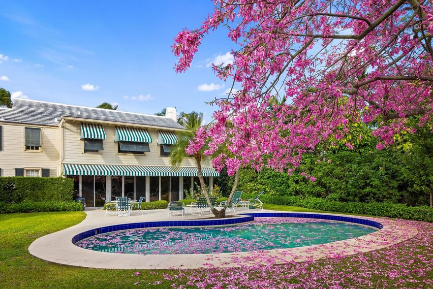 Fantastic 18,700+/- square foot lot on Barton Avenue. Perfectly situated on the sunny South Side of the road with convenience of a service drive. Excellent location in the center of town just minutes from shops, restaurants, the beach, and the Lake Trail. 4BR/5BA home is designer ready or build your dream Palm Beach estate.