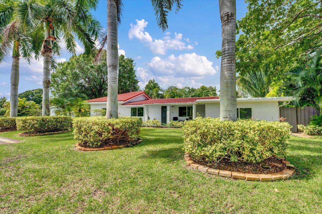Photo of 2633 NE 3rd Avenue, Wilton Manors, FL 33334 (MLS # B26020900)