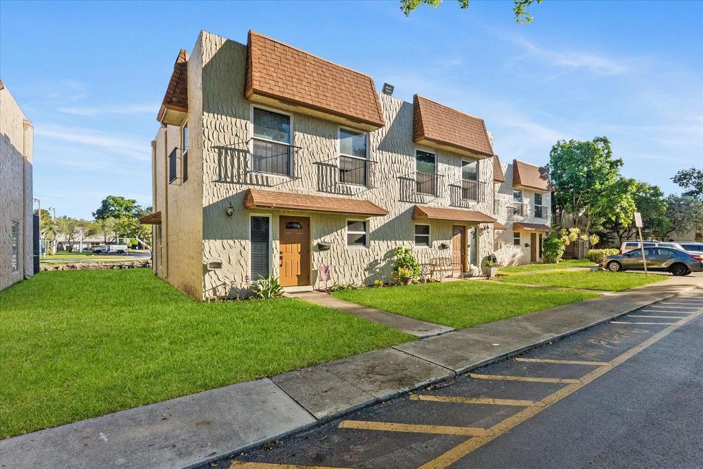 Photo of 547 N Pine Island Rd #25, Plantation, FL 33324 (MLS # F10531882)