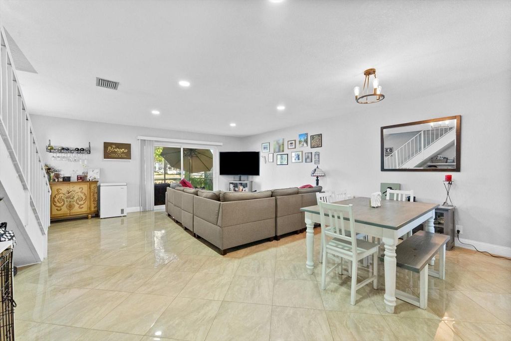 Photo of 547 N Pine Island Rd #25, Plantation, FL 33324 (MLS # F10531882)
