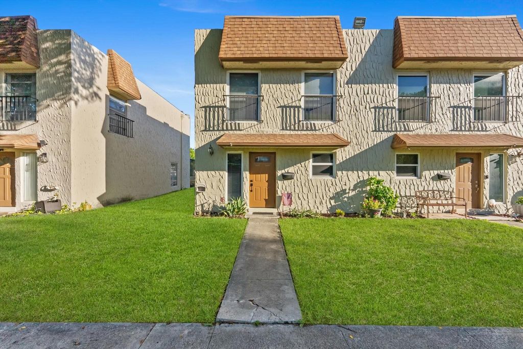 Photo of 547 N Pine Island Rd #25, Plantation, FL 33324 (MLS # F10531882)