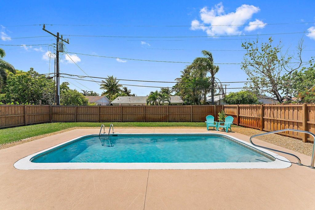 Photo of 355 Azalea Street, Palm Beach Gardens, FL 33410 (MLS # R10994908)