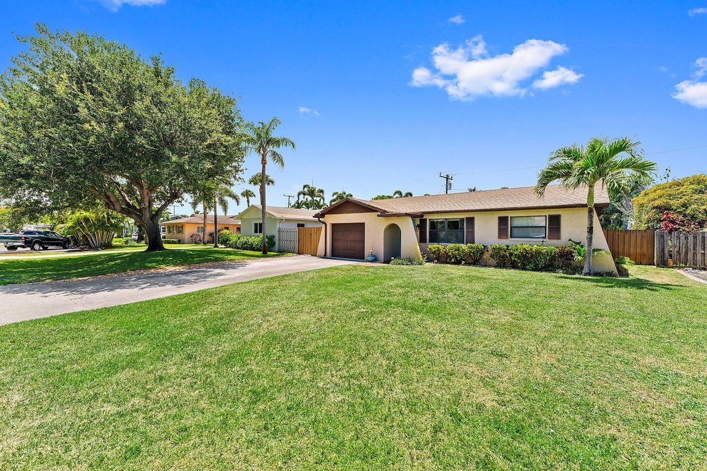 Photo of 355 Azalea Street, Palm Beach Gardens, FL 33410 (MLS # R10994908)