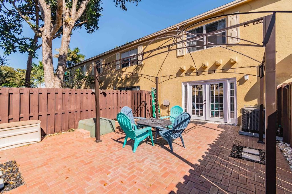 LA PLACIDA SECTION 1 COND - Residential