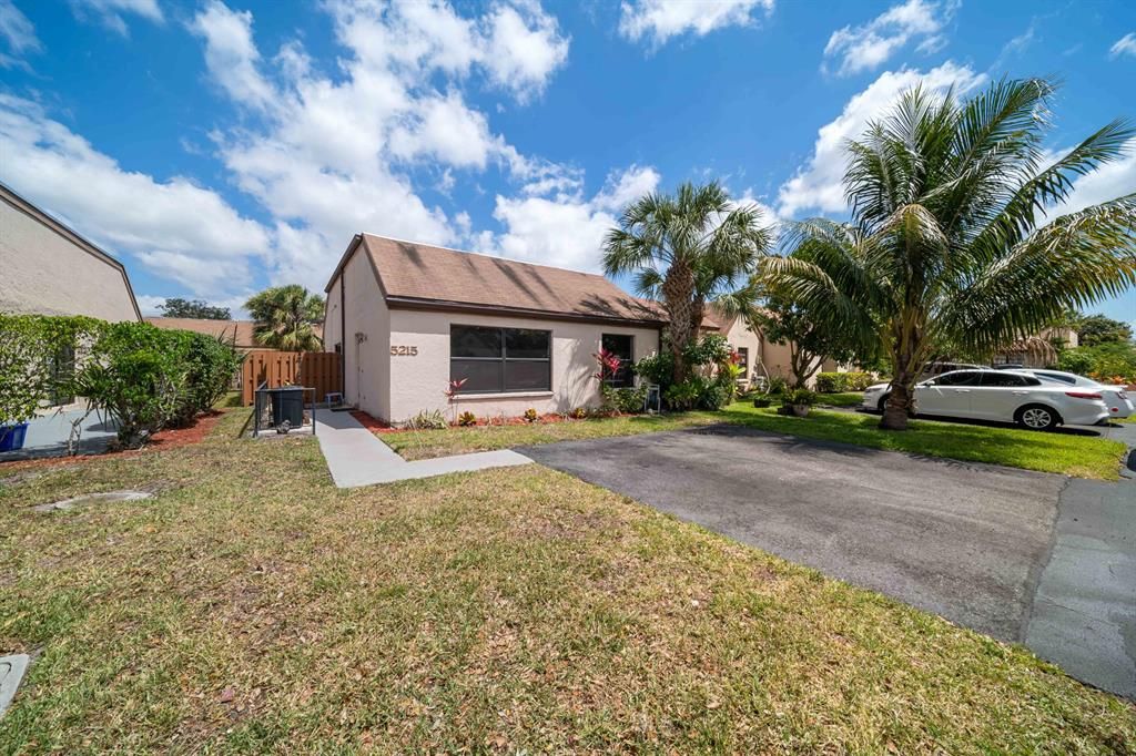 Photo of 5215 Tarregon Lane, Palm Beach Gardens, FL 33418 (MLS # R10708242)