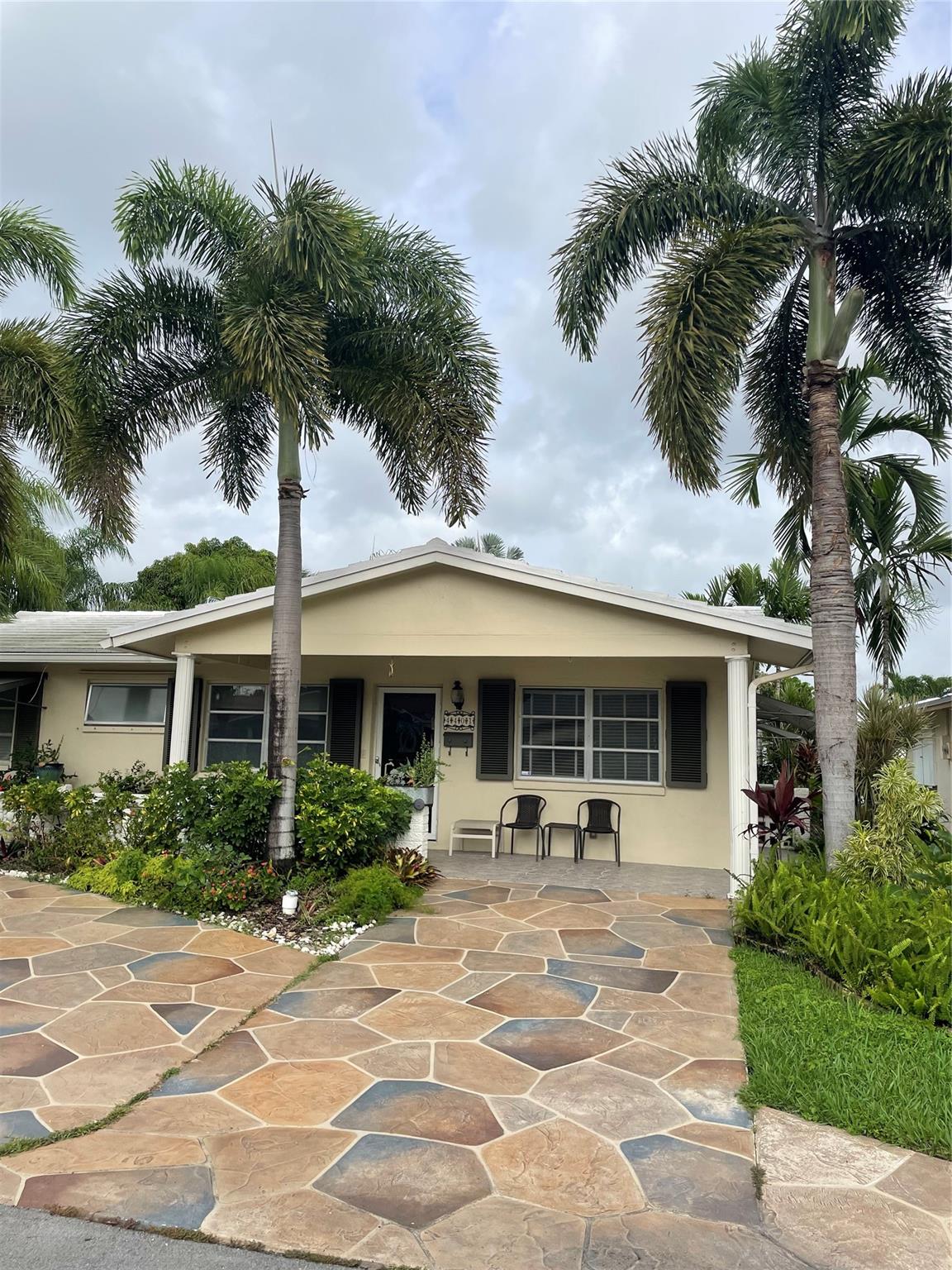 WELL MAINTAINED 3/2 HOME ON PREMIUM CORNER LOT WITHIN DESIRABLE ACTIVE 55+ COMMUNITY OF THE MAINLANDS OF TAMARAC- LOW HOA FEES, CLOSE TO SHOPPING, EASY ACCESS TO MAJOR RD.
NICE KITCHEN AREA AND OPEN TO LIVING ROOM.
PATIO WITH TROPICAL RUSH FOLIAGE AND SO PEACEFUL.
HOA FEE APPROVAL- 20% DOWN, 725 CREDIT SCORE AND $40k ANNUAL INCOME.