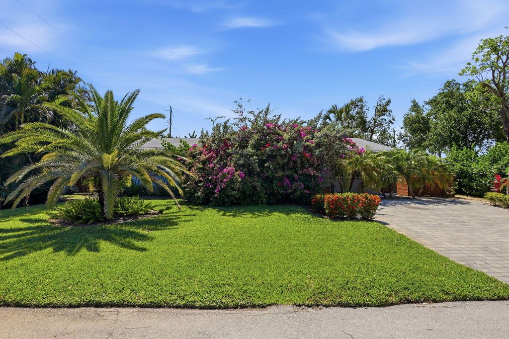 Photo of 4461 NE 15th Avenue, Oakland Park, FL 33334 (MLS # B26025477)