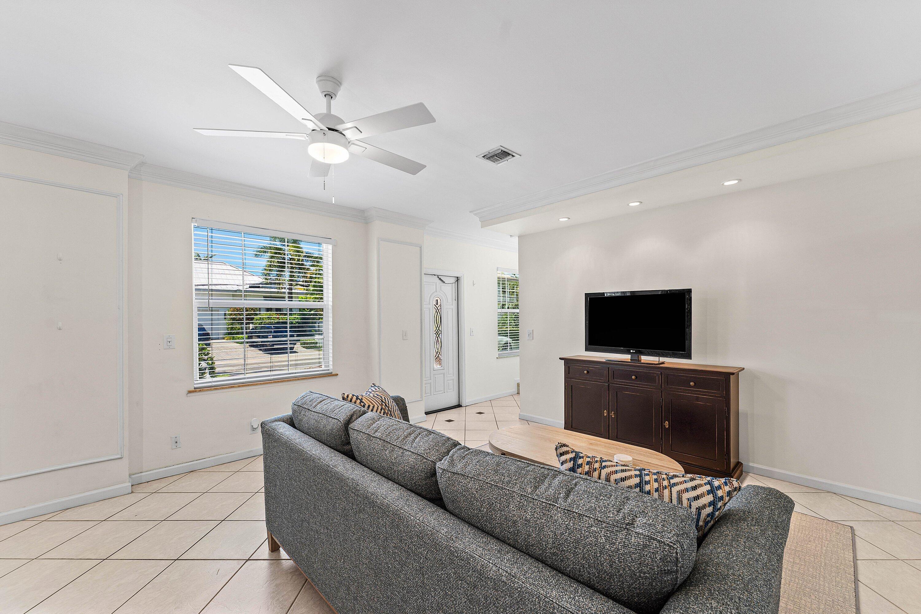 99 Seabreeze Avenue 4