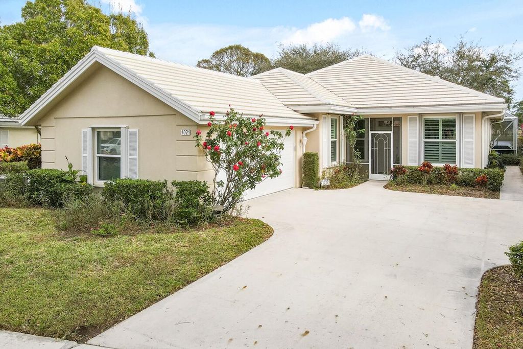 Photo of 1021 Bedford Avenue, Palm Beach Gardens, FL 33403 (MLS # R10949066)