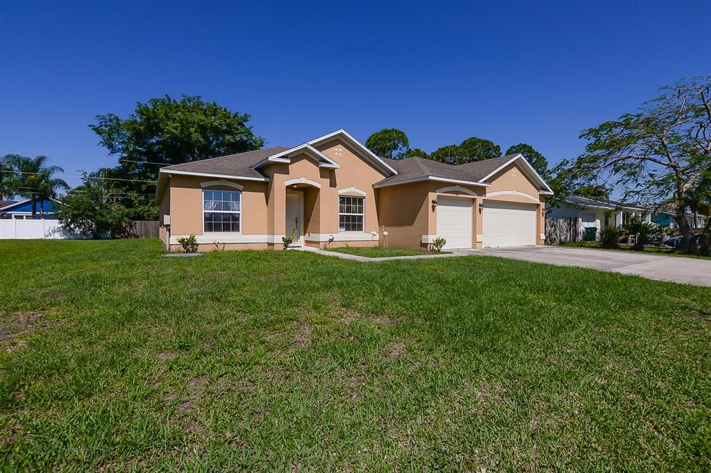 Photo of 658 SW Curry Street, Port Saint Lucie, FL 34983 (MLS # R10735338)