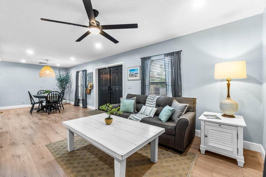Nicely furnished guesthouse with private entrance available immediately. It is conveniently located close to all equestrian venues and restaurants. It features a King size bed and a Queen sleeper sofa in the living room. You will find everything you'll need during your stay, including a barbecue grill, washer and dryer, linens, kitchen utensils, dinnerware, cable and wifi. The private screened patio with garden views is the ideal setting to relax after a hard day at the show. You are welcome to bring your pick-up truck, there are no HOA restrictions.