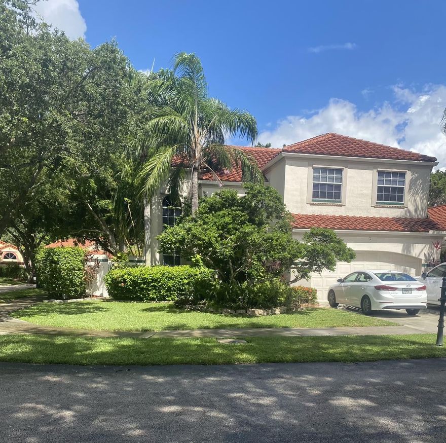 Location! location - Welcome home to this super clean and spacious corner 4 bedroom 2.5 baths single family house over 2100 sq. ft. with 2 car garage is located just a few feet from the community pool and walking distance to the Town Center! This beautiful and well-maintained house has enclosed screened porch with additional entertainment area, private and fenced backyard with avocado tree is located in soth after family-friendly neighborhood of Coral Harbour. Easy gate entry with no long lines. Tenant to upkeep backyard.  Available by 11/15. A schools 
SCORE 680+ REQUIRED