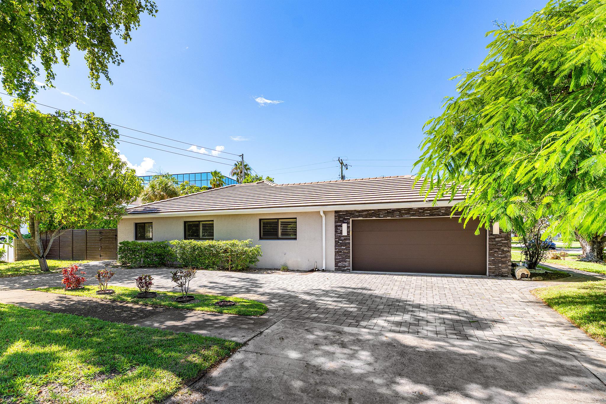 YACHT CLUB - Residential Lease