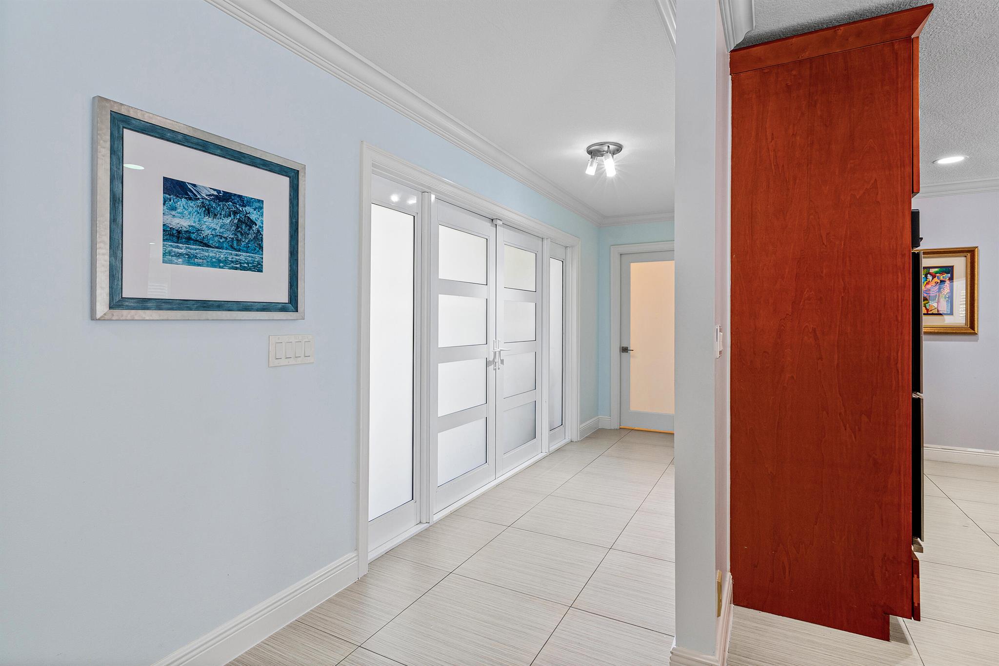 YACHT CLUB - Residential Lease