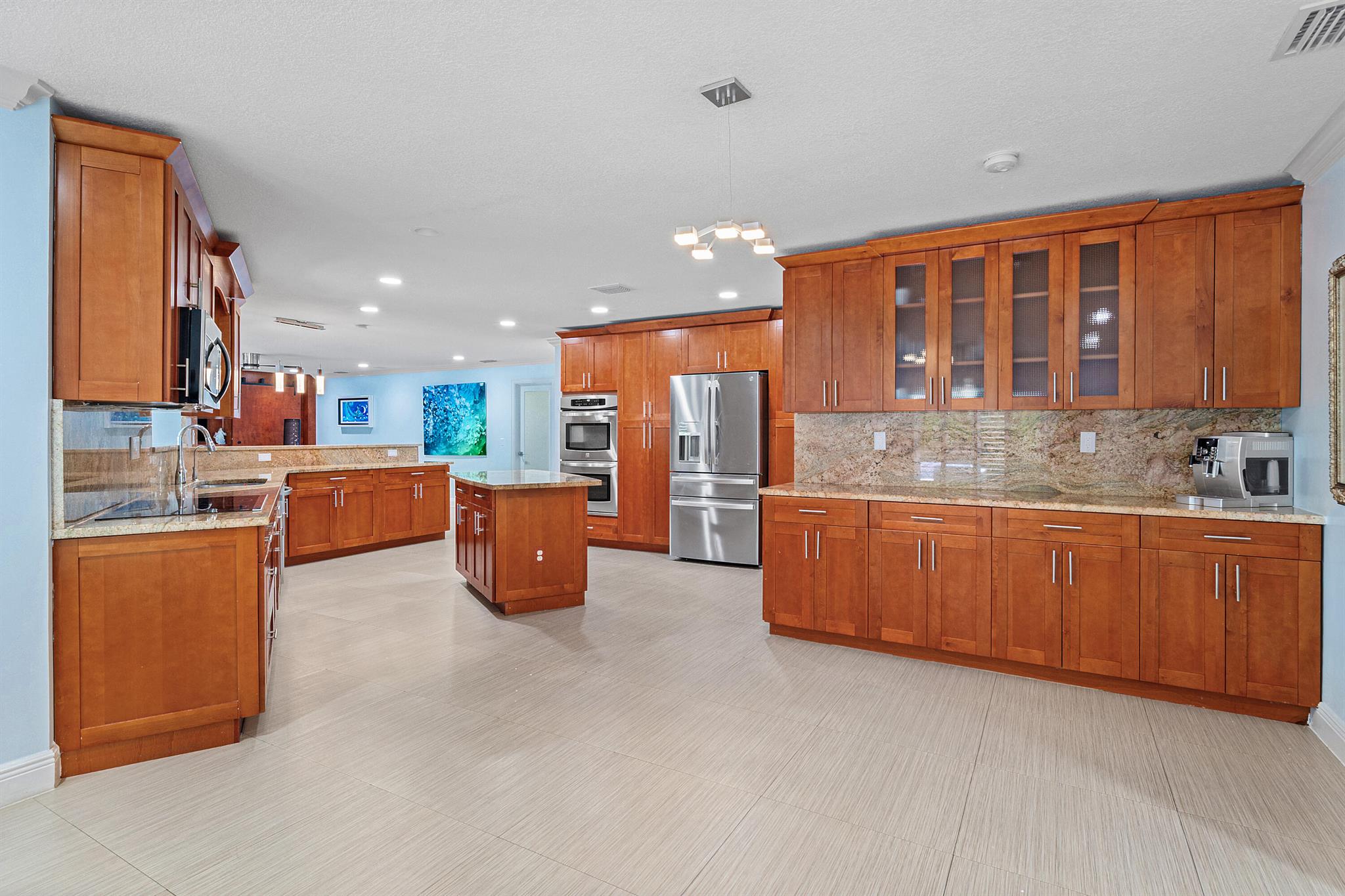 YACHT CLUB - Residential Lease