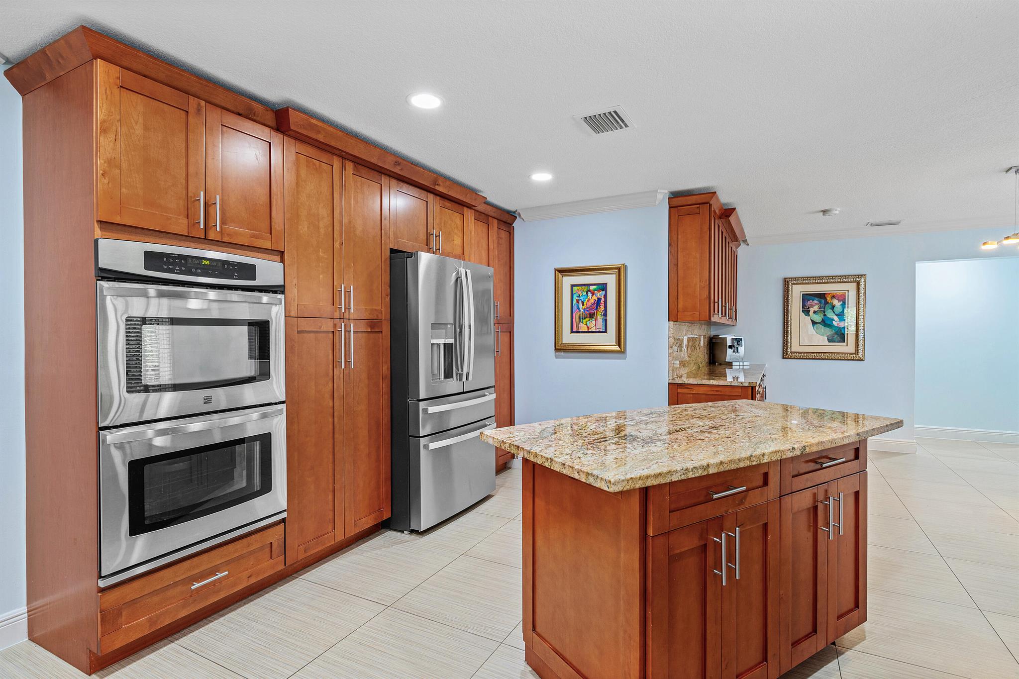 YACHT CLUB - Residential Lease