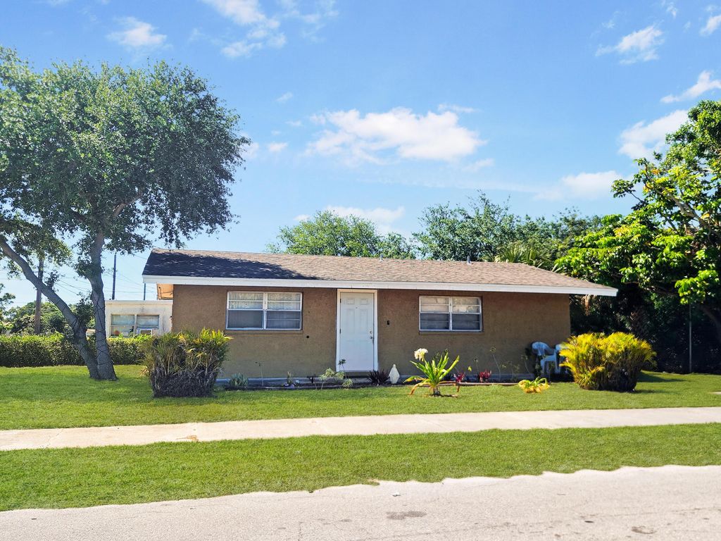 Photo of 1202 Avenue L, Fort Pierce, FL 34950 (MLS # R11073317)