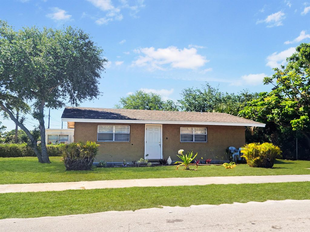 Photo of 1202 Avenue L, Fort Pierce, FL 34950 (MLS # R11073317)