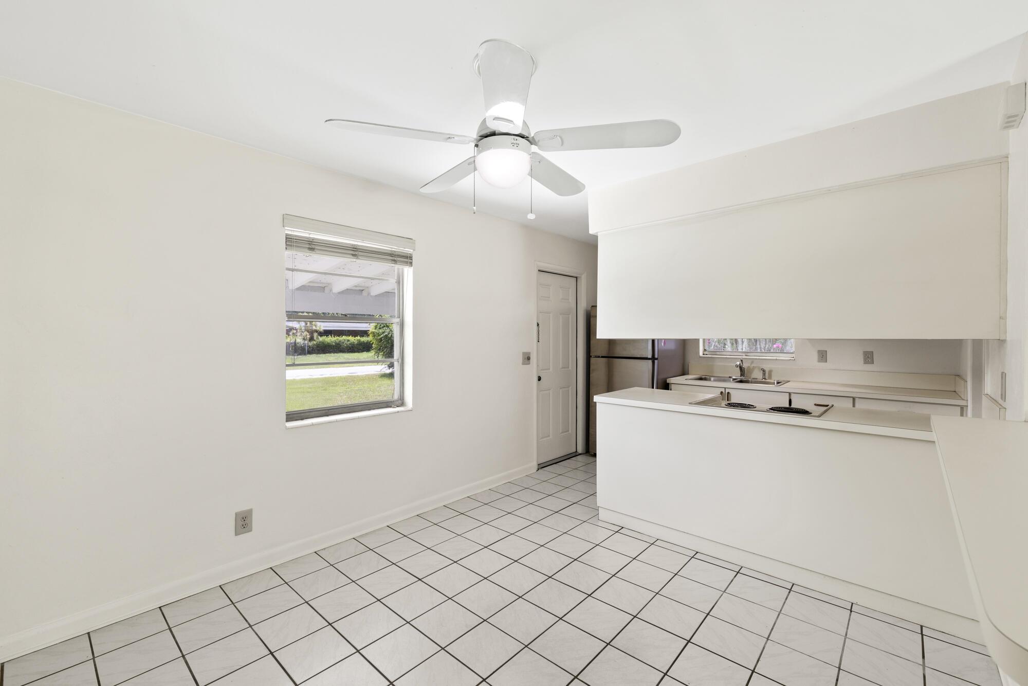 2402 Pinecrest Court, West Palm Beach, FL, 33415/$420,000 3 2402 Pinecrest Court