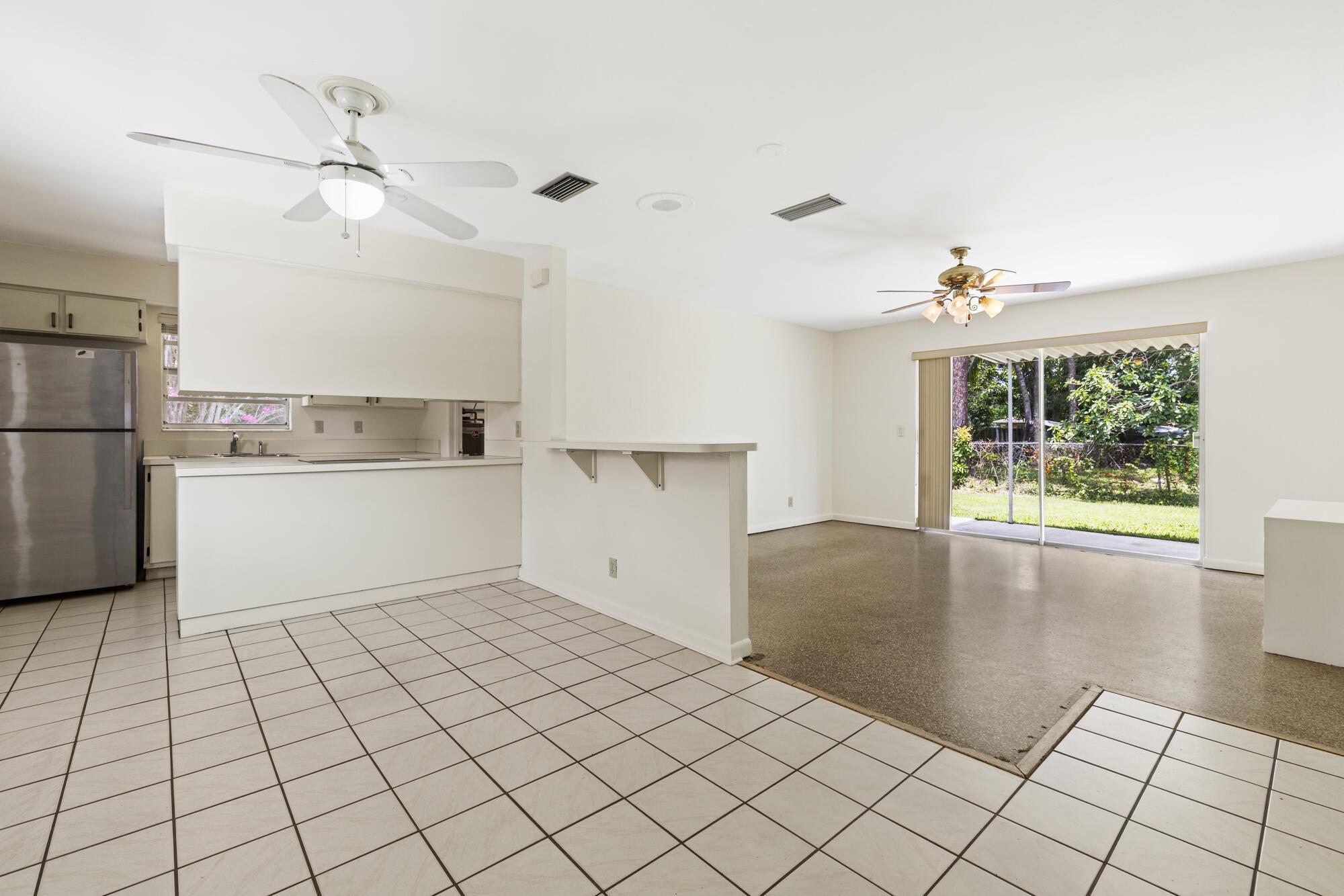 2402 Pinecrest Court, West Palm Beach, FL, 33415/$420,000 2 2402 Pinecrest Court
