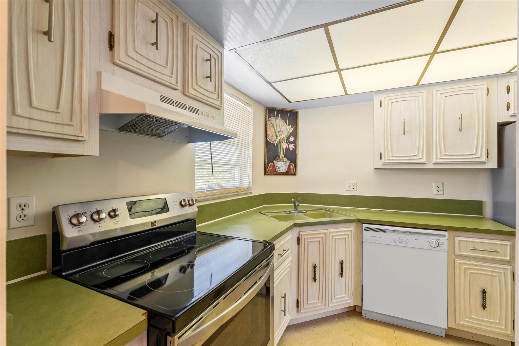 THE LITTLE CLUB CONDO - Residential