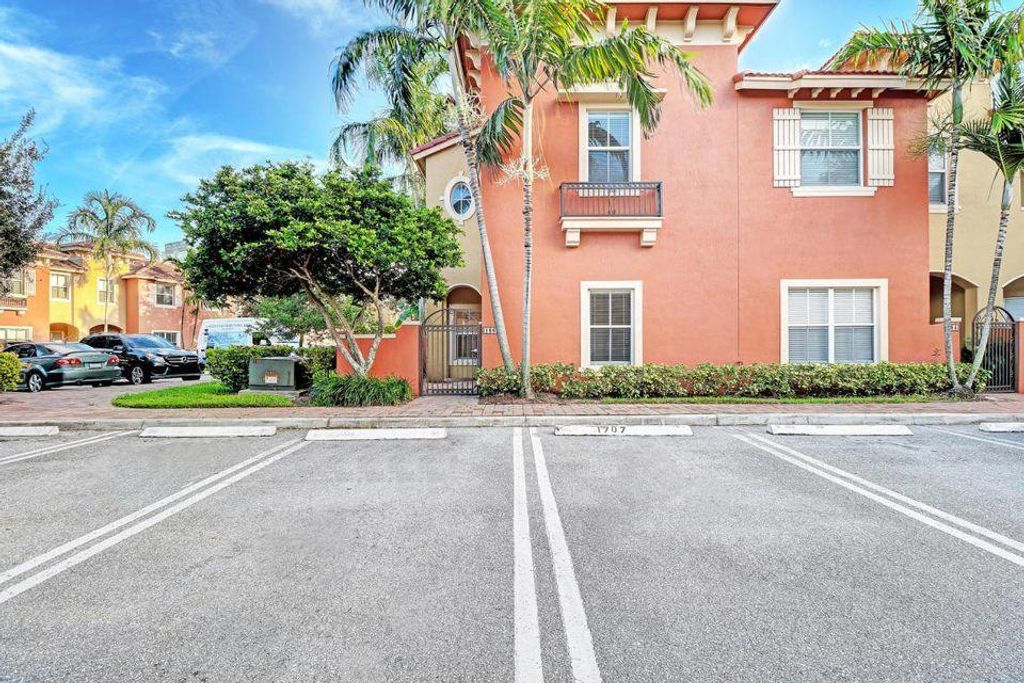 Photo of 186 Lake Monterey Circle, Boynton Beach, FL 33426 (MLS # R10722203)