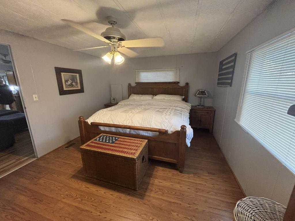 COUNTRY KNOLLS - Residential