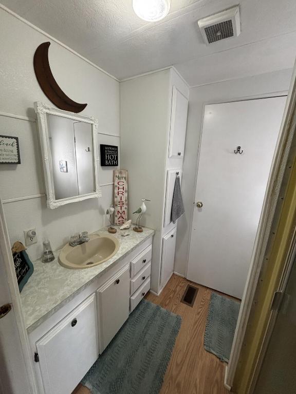 COUNTRY KNOLLS - Residential