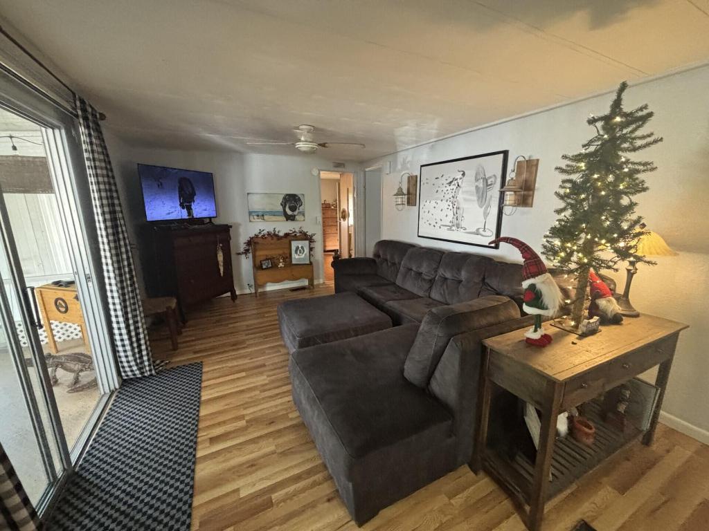 COUNTRY KNOLLS - Residential