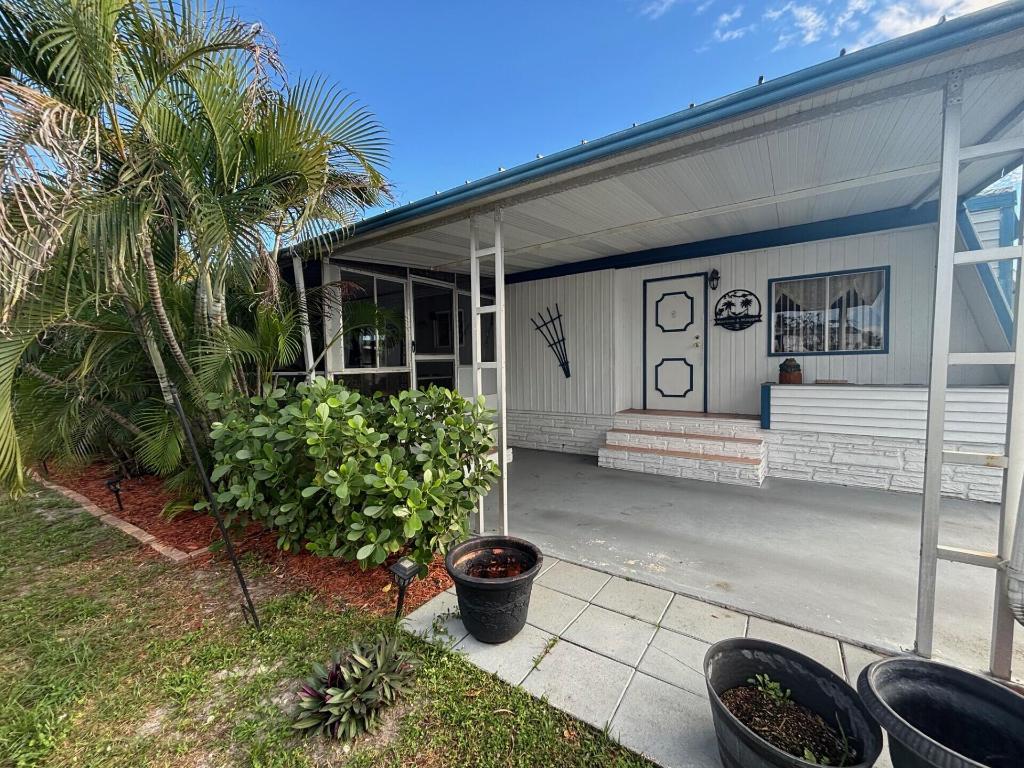 COUNTRY KNOLLS - Residential