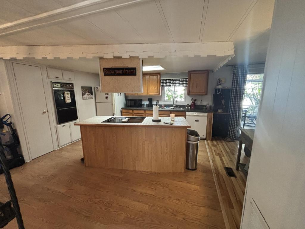 COUNTRY KNOLLS - Residential