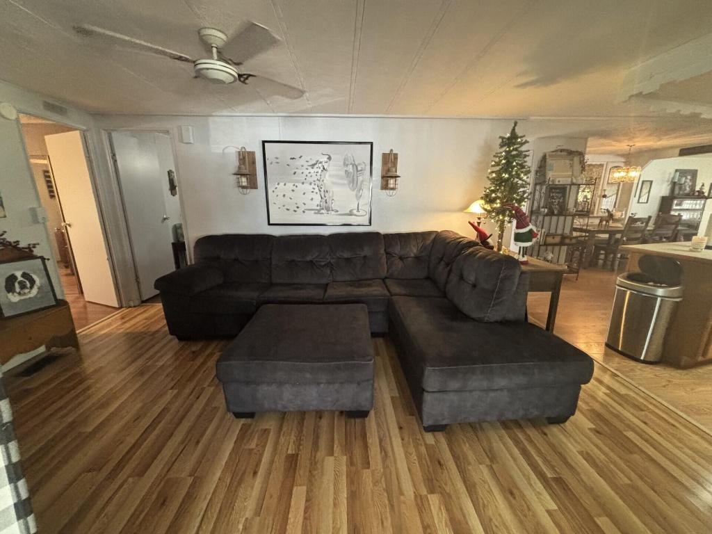 COUNTRY KNOLLS - Residential