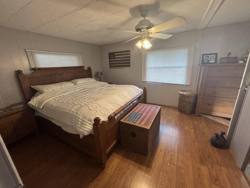 COUNTRY KNOLLS - Residential