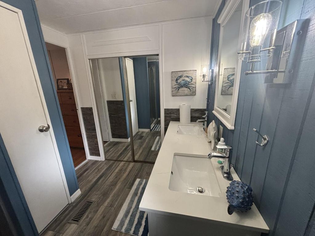 COUNTRY KNOLLS - Residential