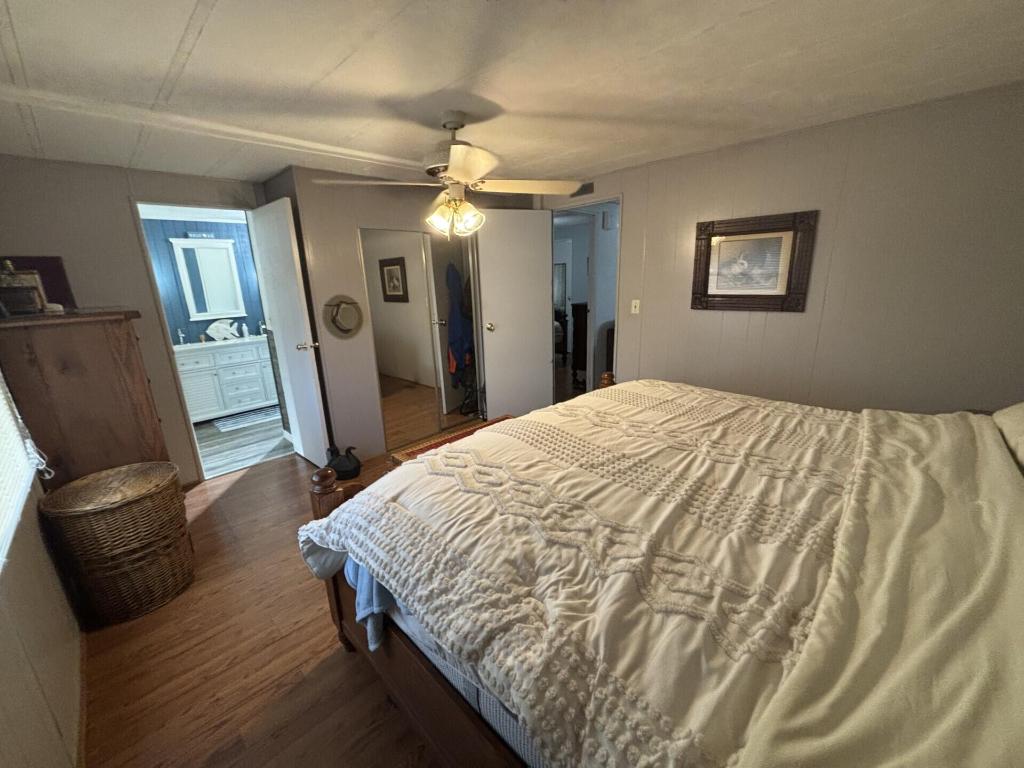 COUNTRY KNOLLS - Residential