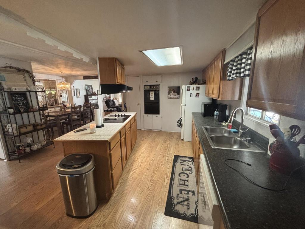 COUNTRY KNOLLS - Residential