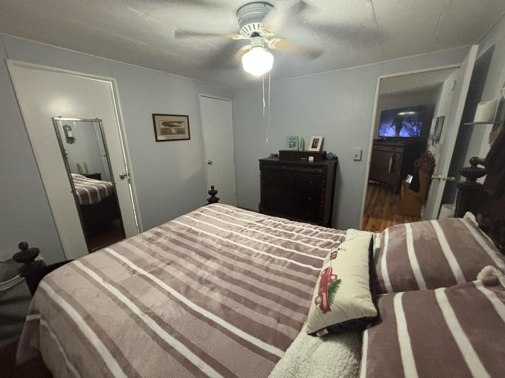 COUNTRY KNOLLS - Residential