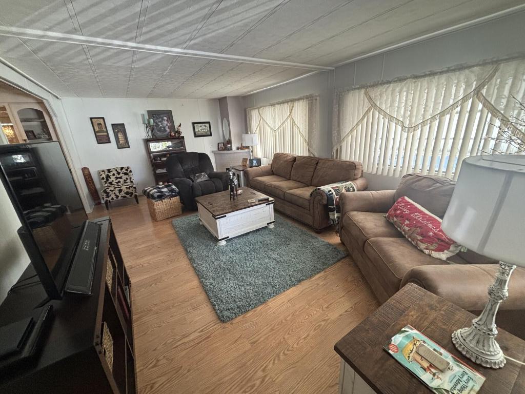 COUNTRY KNOLLS - Residential