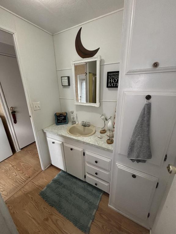 COUNTRY KNOLLS - Residential