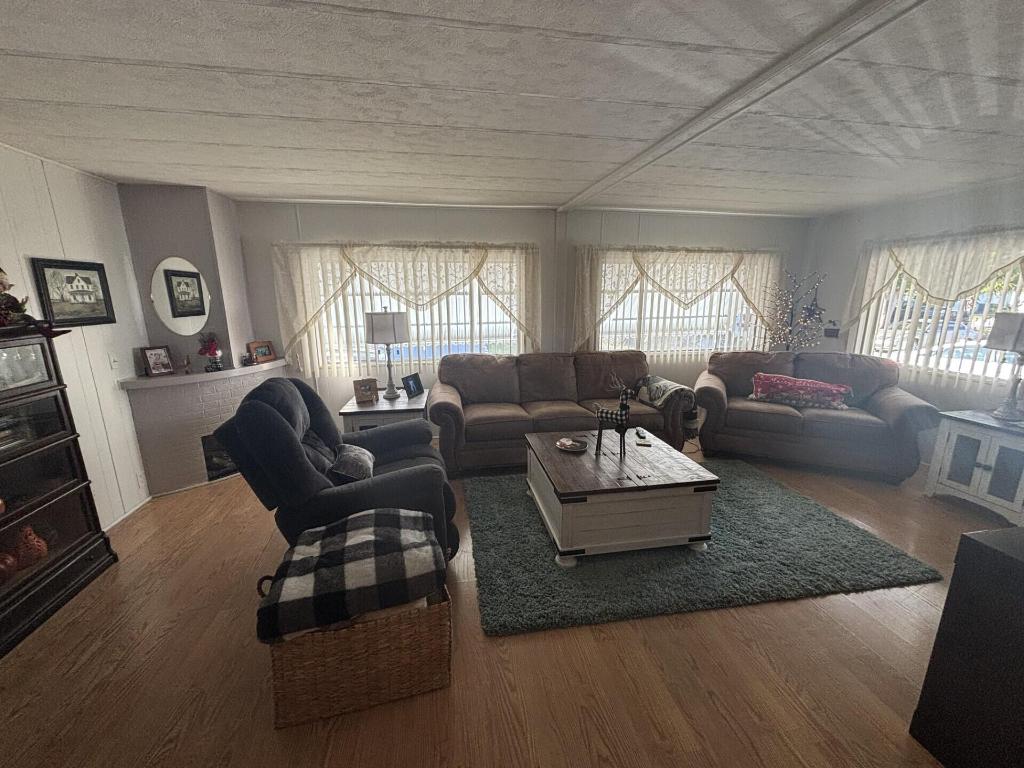 COUNTRY KNOLLS - Residential