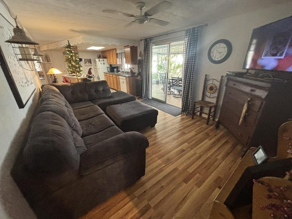 COUNTRY KNOLLS - Residential