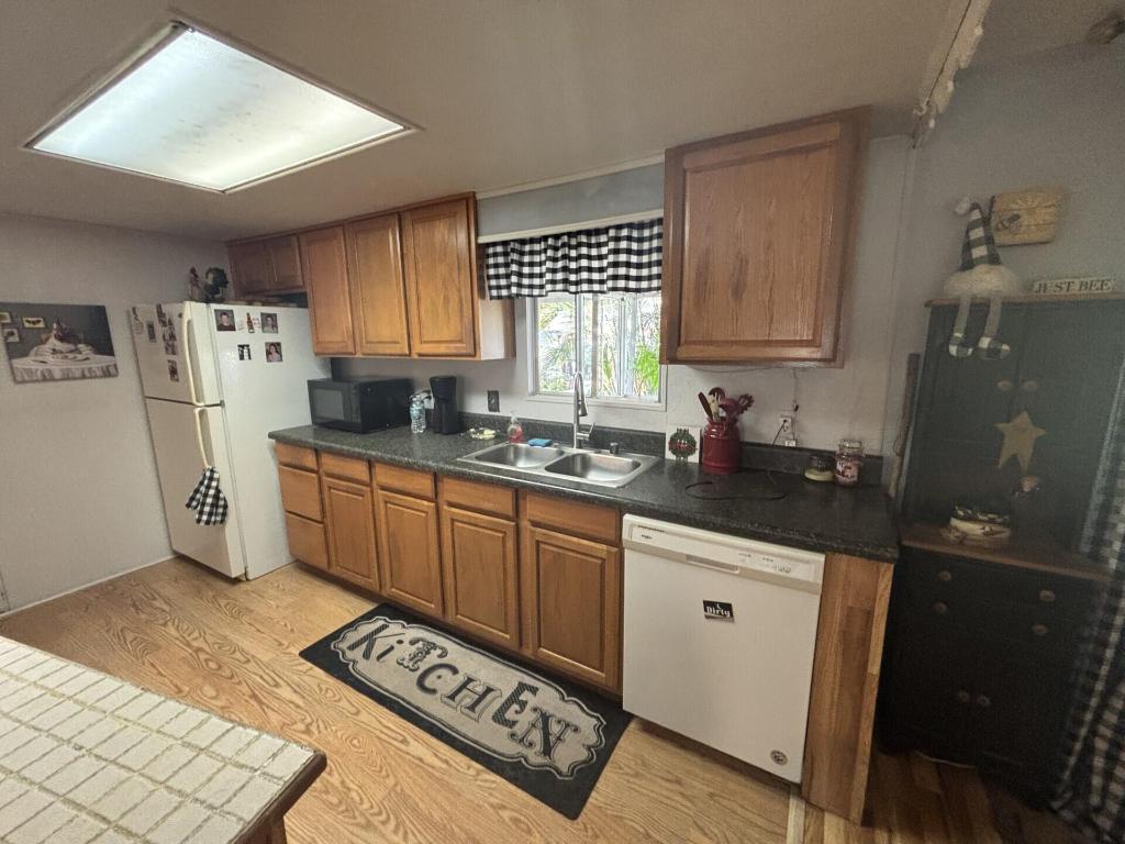 COUNTRY KNOLLS - Residential