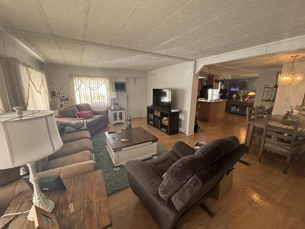 COUNTRY KNOLLS - Residential