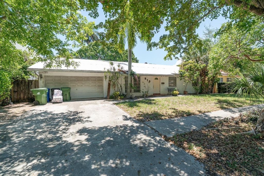 Photo of 810 SE 10th Street, Fort Lauderdale, FL 33316 (MLS # F10548556)