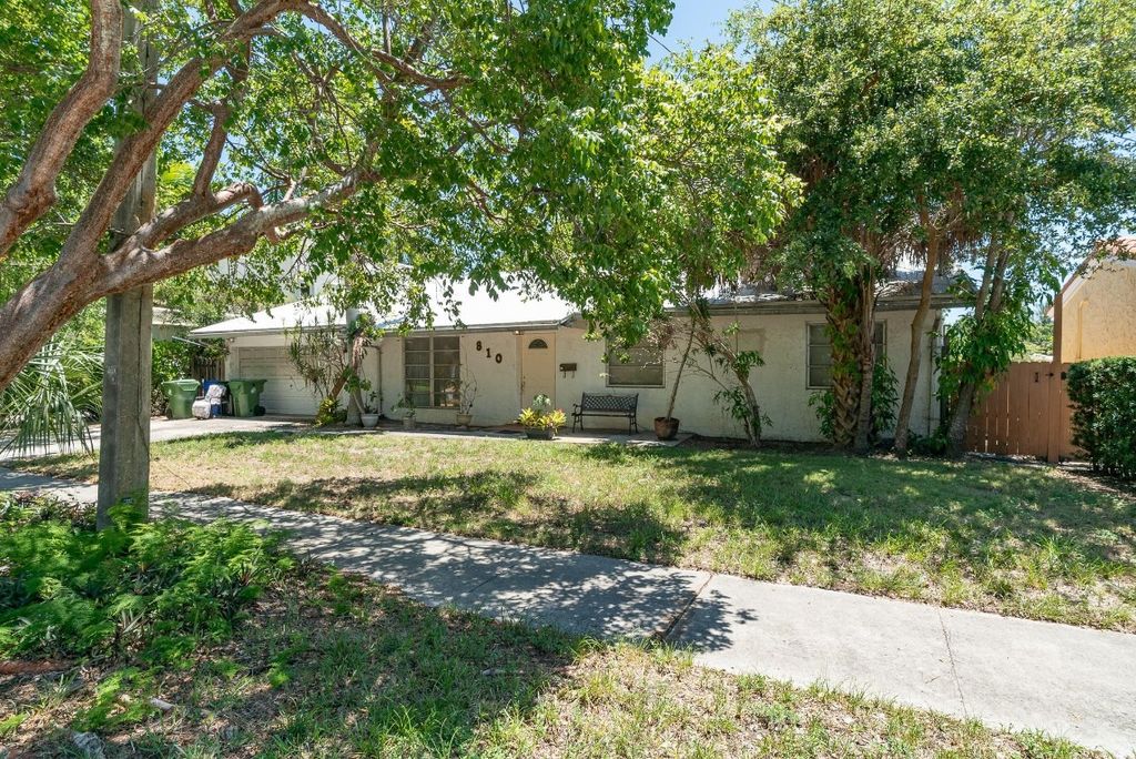 Photo of 810 SE 10th Street, Fort Lauderdale, FL 33316 (MLS # F10548556)
