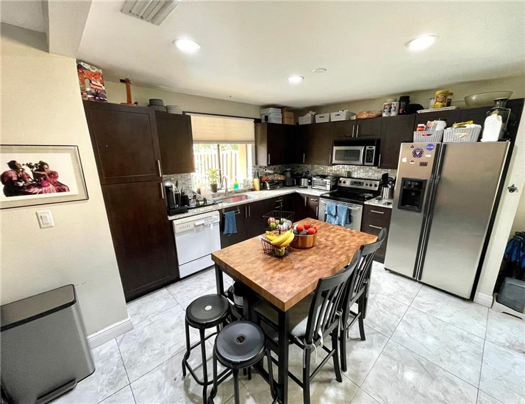 Photo of 917 NW 79th Ter, Plantation, FL 33324 (MLS # F10308087)