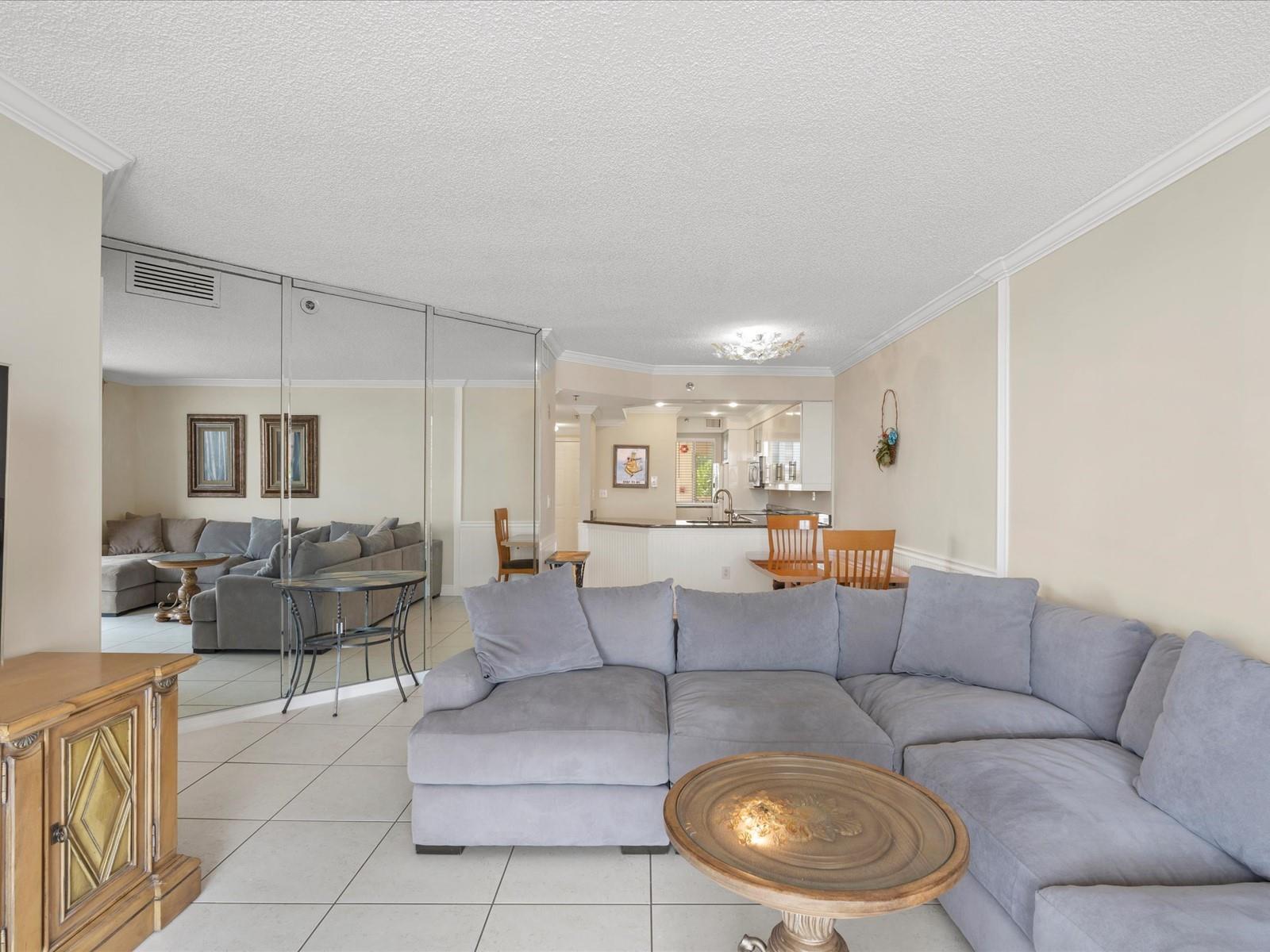 LES PELICANS CONDO - Residential