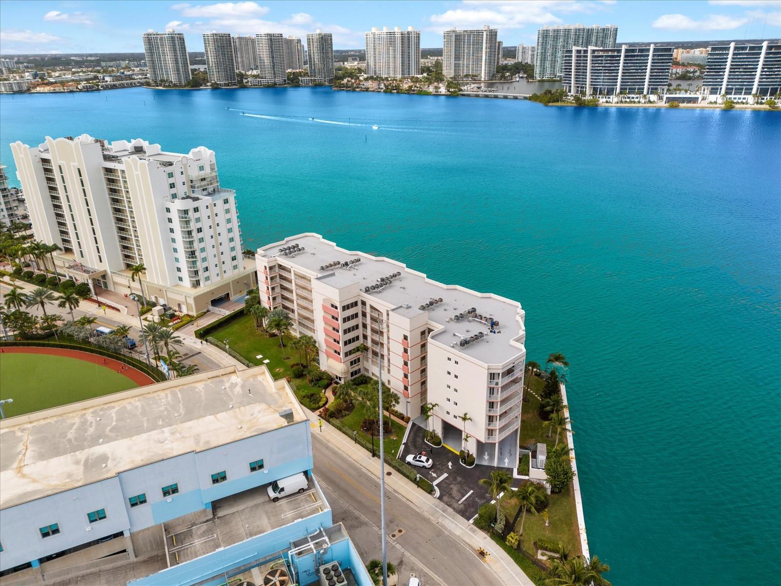 LES PELICANS CONDO - Residential