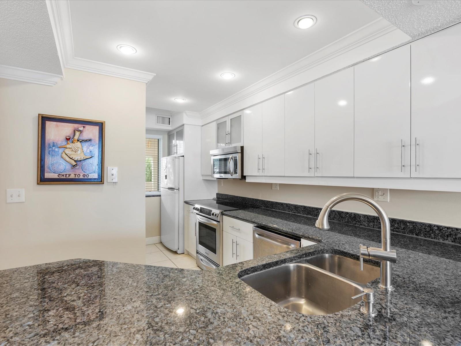 LES PELICANS CONDO - Residential